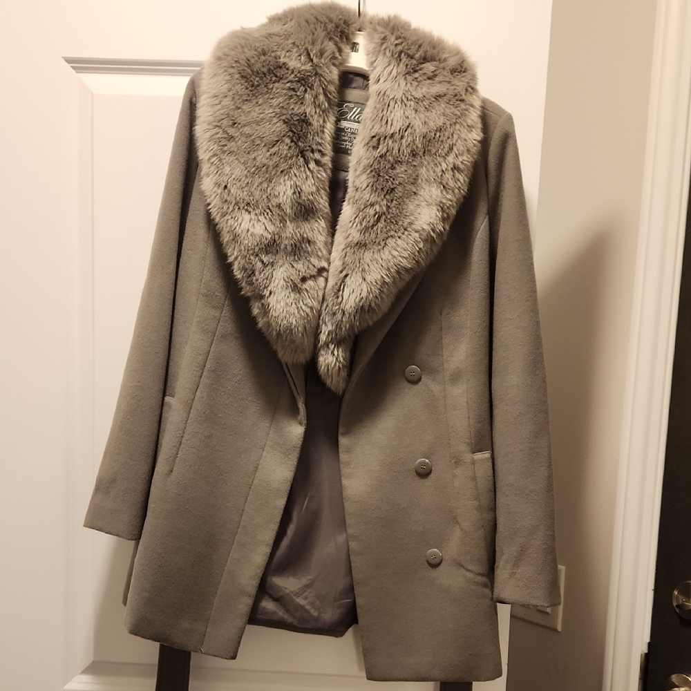 Gray Pea Coat with Elegant Design and Plush Fur Collar